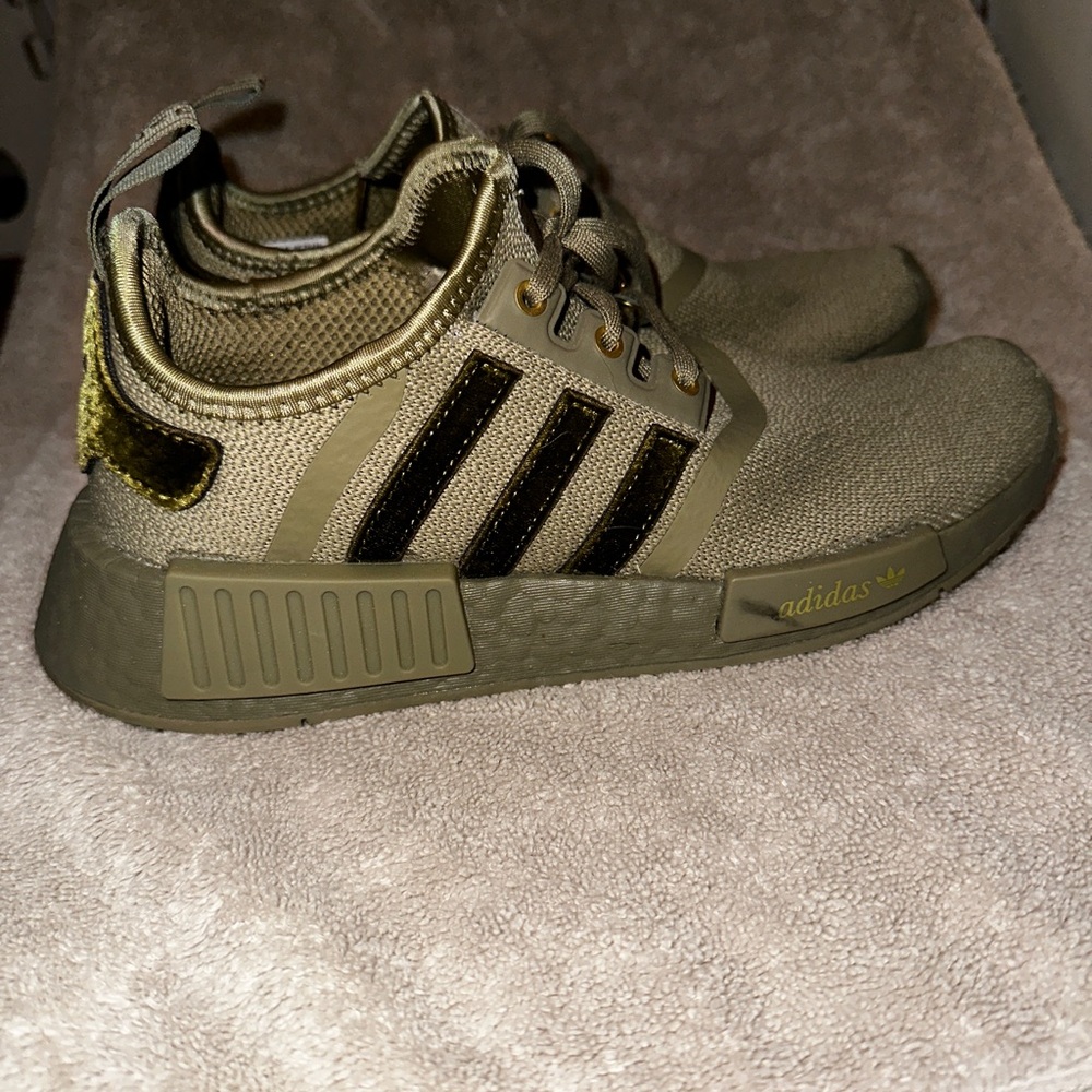 Adidas NMD R1 Sneaker size 7